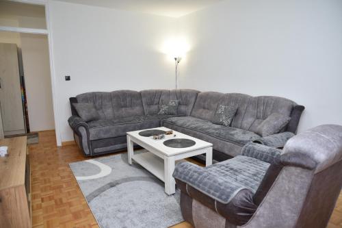 ENA apartman Kraljevo stan na dan smeštaj u Dimitrija Tucovića blizu centra grada i trga sa parkingom