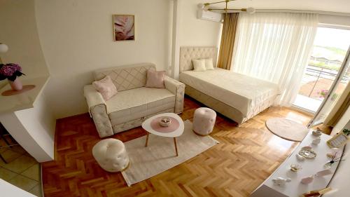 Apartman Nini Kraljevo stan na dan smestaj u Obiliceva 5 zona mose pijade sa balkonom ves masinom kuhinjom terasom